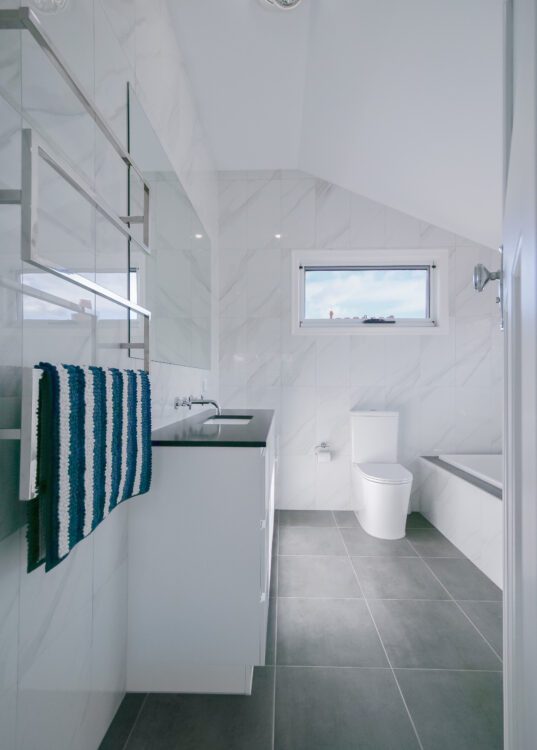 Californian Bungalow in Ivanhoe with the Original Street Appeal - Upstairs Bathroom